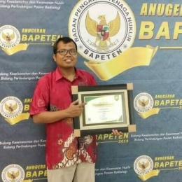 (Sejenak mengabadikan momen di photo box Anugerah Bapeten 2019/sumber foto dokumentasi pribadi)