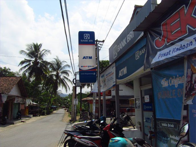 ATM berlogo prima di bank BRI yang berlokasi di tengah-tengah desa kami, sehingga memudahkan masyarakat saat bertransaksi. Dokpri