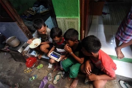 ke mana anak- anak bermain. mereka akhirnya lebih sibuk main gadget.(mediaindonesia.com)