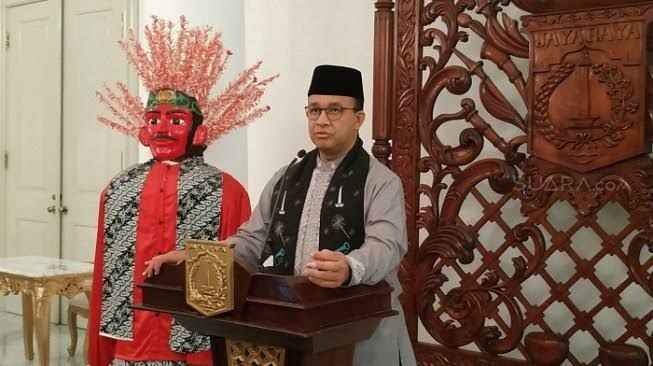 Gubernur DKI Anies Baswedan sedih karena justru yang kurang mampu membayar lebih mahal untuk mendapatkan air bersih (suara.com)