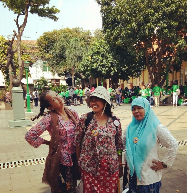 Saya (tengah) dan teman-teman mendampingi rombongan siswa berkeliling Kota Tua Jakarta dengan berkebaya | dokpri