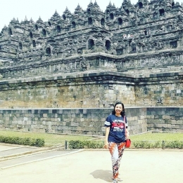 Foto penulis di Candi Borobudur. Dokumen Ari Budiyanti