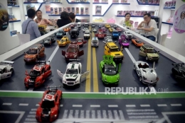 Mainan mobil-mobilan di salah satu stan dalam pameran Indonesia International Toys & Kids Expo 2019 di JIExpo Kemayoran, Jakarta Pusat, pada Kamis-Sabtu (18-20/07/2019). Pameran ini menampilkan lebih dari 40.000 produk, termasuk berbagai jenis mainan elektronik. Foto: republika/prayogi 