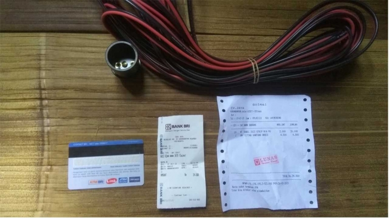 Membeli kabel untuk penerangan di toko bangunan dekat rumah dengan kartu ATM/Debit dari jaringan prima. Dokpri