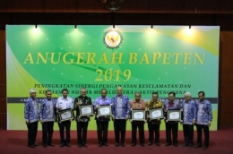 (Para perwakilan Provinsi saat menerima ANUGERAH BAPETEN 2019/ sumber foto diambil dari BAPETEN.go.id)