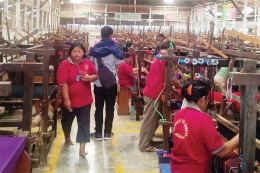 Pekerja menenun dengan menggunakan alat tenun bukan mesin di rumah produksi ulos Gallery Sianipar Medan (MI/Heryadi)