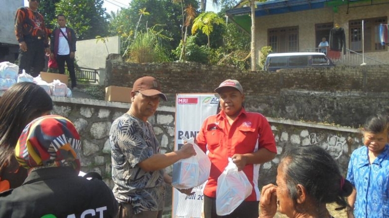 Bamset saat menyerahkan bingkisan pada warga Barak Ampera (foto: dok pri)