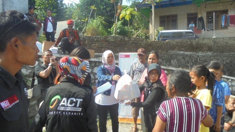 Warga tertib antre di tengah panas menyengat (foto: dok pri)