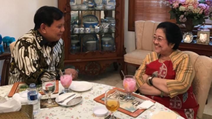 Ketua Umum PDIP Megawati Soekarnoputri dan Prabowo Subianto berbicara hangat ditemani es kelapa muda. Dok. Istimewa (Tempo.co)