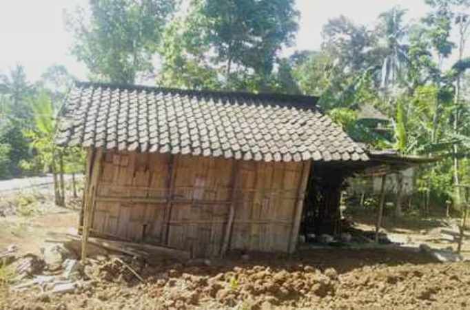 Begini rumah mbah Mardi dilihat dari belakang (foto: dok pri)