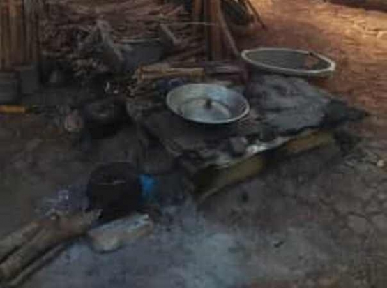 Tungku sederhana untuk memasak mbah Mardi (foto: dok pri)