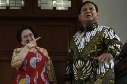 Ketua Umum PDI Perjuangan Megawati Soekarnoputri (kiri) dan Ketua Umum Partai Gerindra Prabowo Subianto (kanan) memberikan keterangan pers usai pertemuan tertutup di Jakarta, Rabu (24/7/2019). Pertemuan kedua tokoh nasional bersama sejumlah elit Partai Gerindra dan PDI Perjuangan tersebut dalam rangka silaturahmi pasca Pemilu Presiden 2019.-ANTARA FOTO/PUSPA PERWITASARI