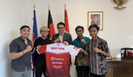 Tim Bigetron E-Sports bersama Duta Besar Indonesia untuk Jerman Arif Havas Oegroseno (tengah) | Instagram.com/bigetronesports