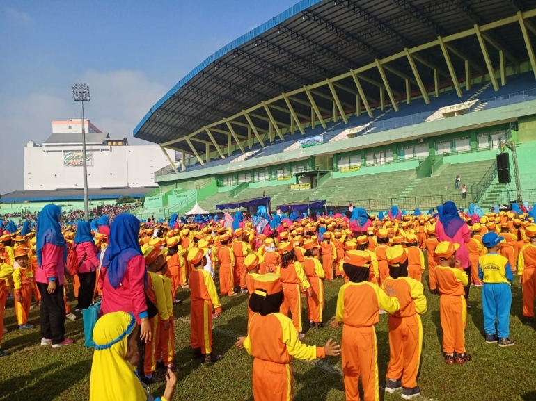 Warna cerah yang dipilih untuk dresscode cukup cocok dan membuat Stadion Gajayana terlihat meriah. (Dokpri/Safira)