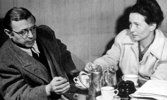 The French existentialist philosophers Jean-Paul Sartre and Simone de Beauvoir taking tea together in Paris in 1946. Photograph: David E Scherman/Time & Life Pictures/Getty Image (sumber: theguardian.com)