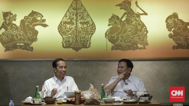 Jokowi dan Prabowo makan bersama di RM Sate Khas Senayan setelah pertemuan di atas MRT (cnnindonesia.com).