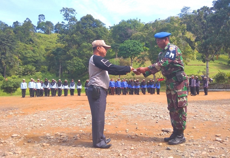 Pengembalian siswa Takhassus dari pelatih kepada pihak sekolah usai mengikuti masa Basis selama empat hari di Tiger Camp Lubuk Minturun, Kamis (25/7/2019) (FOTO: DOK. MAN 3 PADANG)