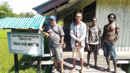 Penulis bersama Pastor Vesto, Pr dan kader kampung Yuni di depan sekolah. Dokpri.