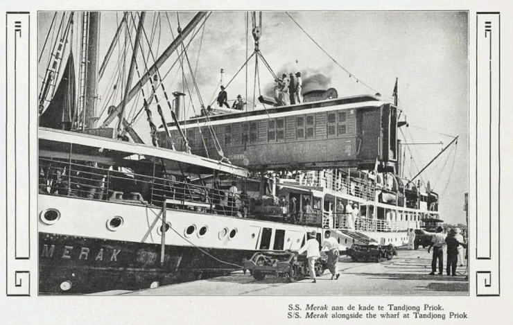 Penurunan Kereta CL4801ZS dari Kapal S.S. Merak di Pelabuhan Tanjung Priok. (Sumber : De Koloniale Roeping Van Nederland)