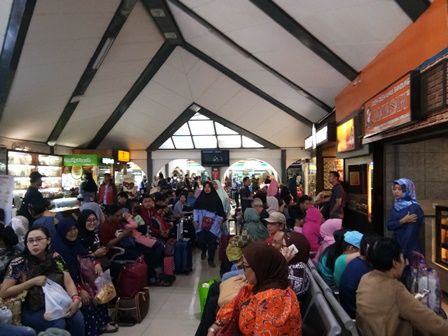 Ruang Tunggu Luar Stasiun Bandung (Dokpri)