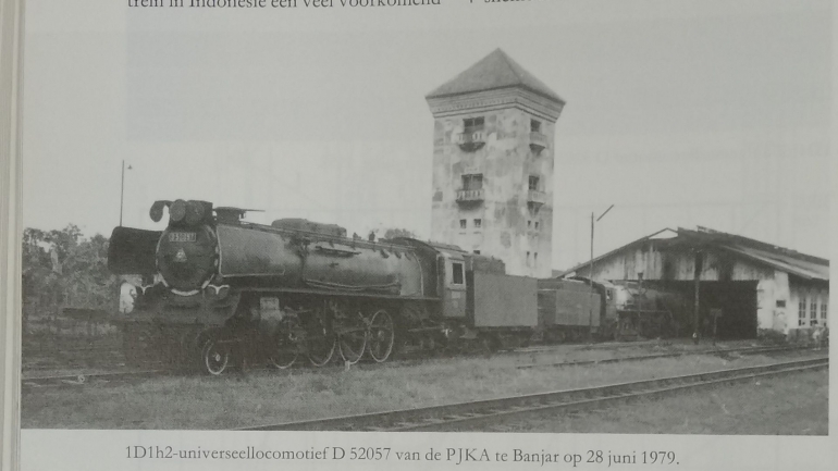 Lokomotif D52 milik DKA. (Sumber : J.J.G. Oegema)