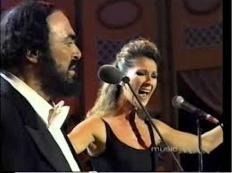 Luciano Pavarotti dan Celine Dion dalam I Hate Then I Love You (Sumber : Youtube/glennSuperdude)
