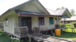 Rumah guru kopel yang tidak ditempati sehingga tampak mulai kusam. Dokpri.