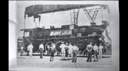 Penurunan Lokomotif D52 buatan Krupp yang ke-100 di Pelabuhan Tanjung Perak. (Sumber :Perpustakaan Nasional)