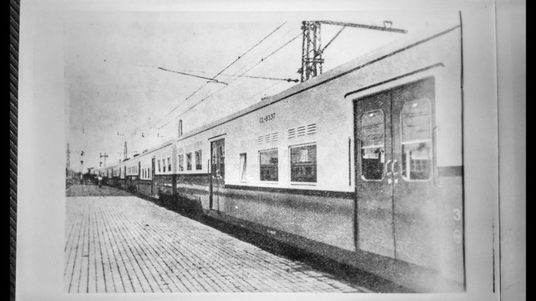 Kereta-Kereta Baru Tipe CL 8500 di Stasiun Manggarai. (Sumber : Perpustakaan Nasional) 
