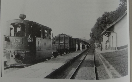 Sebuah Rangkaian Kereta Milik S.C.S. di Sebuah Stasiun. Kereta Ini Termasuk Golongan Kereta Dengan Bobot Ringan. (Sumber J.J.G Oegema)