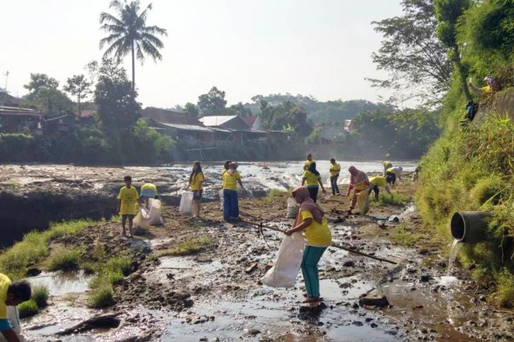 ilustrasi: Sejumlah warga sedang memungut sampah yang berada di bantaran sungai Ciliwung, Sabtu (20/5/2017).(Dokumentasi Komunitas Peduli Ciliwung)