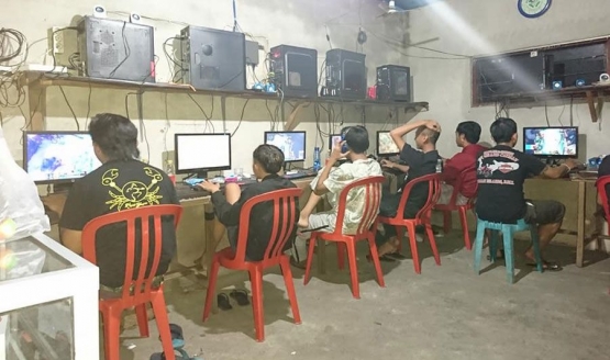 Warnet dan kios permainan milik Wahyu Diatmika di Desa Tunjuk, Tabanan.