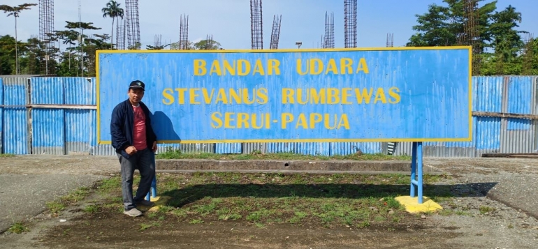   Foto sejenak di Bandara Udara Stevanus Rumbewes Serui