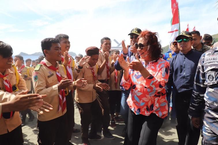 Bu Susi bernyanyi bersama warga Pulo Dua, Kabupaten Banggai, Sulawesi Tengah. Ia menggugah kesadaran berbangsa warga setempat, tiap kali berkunjung ke berbagai pelosok tanah air. Menjaga ketahanan negara, bukan hanya tugas para prajurit, tapi tugas bersama seluruh anak bangsa. Foto dari beritasatu.com