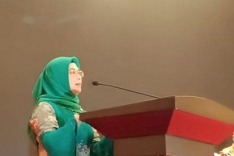 Siti Nur Azizah, Putri Wakil Presiden Indonesia terpilih, selepas menghadiri acara penganugerahan dari Rakyat Merdeka Group di Serpong, Tangsel