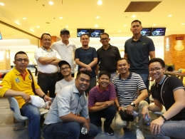 Sesi foto Bersama peserta lomba bowling Bersama staff KBRI, masyarakat dan mahasiswa. (Firman/LPB/PPIT)