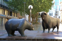 patung beruang dan banteng di gedung BEI ( gambar: kompas.com )