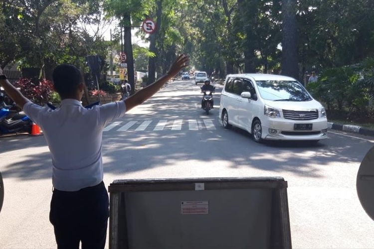 Dinas Perhubungan Kota Bandung dan Polrestabes Bandung melakukan rekayasa lalulintas di Jalan Sukajadi dan Cipaganti yang mengarah ke Setiabudi dan Lembang. (PUTRA PRIMA PERDANA)