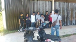 Salah satu anggota Polres Tanjungpinang, memberikan pengarahan kepada sekumpulan remaja tersebut. Foto: F-Ihsan