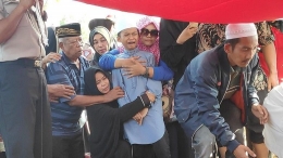 Anak dan istri almarhum Bripka Rahmat Effendi tak kuasa membendung tangis saat pemakaman almarhum. (FOTO DOK. DETIKNEWS.COM)