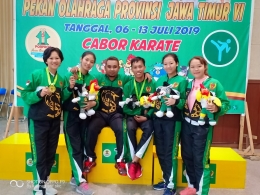 Pelatih Karate Sidoarjo bersama peserta Cabor Karate Porprov Jatim 2019 | dokpri