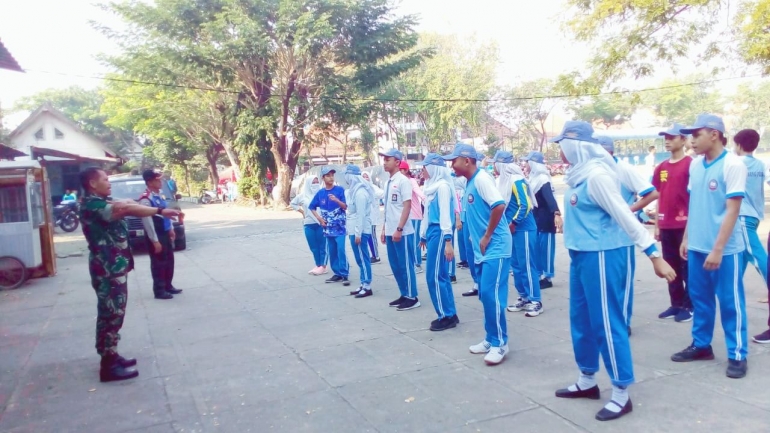 Babinsa Jagir latih Paskibra SMA Hangtuah 4 Surabaya/Dokpri