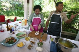 Calon presiden Megawati Soekarnoputri dan calon wakil presiden Prabowo Subianto mengisi hari tenang menjelang pemilu presiden dengan masak bersama di kediaman Megawati di kawasan Kebagusan, Jakarta Selatan, Selasa (7/7/2009). | Kompas/Totok Wijayanto