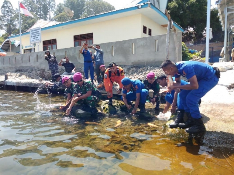 Proses pelepasan ikan di depan Mako Polairud Parapat Danau Toba./sumber: tni dan polri