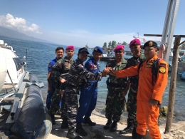 Tim Pengamanan RI 1 usai melepaskan Ikan mas dan Ikan Koi (30/7/19)/sumber: tni dan polri