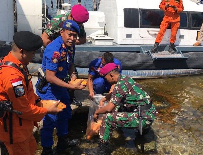 Proses pelepasan Ikan di depan Mako Polairud Parapat Danau Toba/sumber: tni dan polri