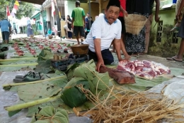 Warga Dusun Kauman, Desa Salaman, Kecamatan Salaman, Kabupaten Magelang, Jawa Tengah, menggunakan daun jati untuk membungkus daging kurban pada hari raya Idul Adha 1438H, Jumat (1/9/2017).(KOMPAS.com/Ika Fitriana)