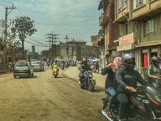 Bersepeda Motor Di Kathmandu Pembonceng Bebas Tanpa Helm Dan Jalan Tidak Beraspal | dokpri