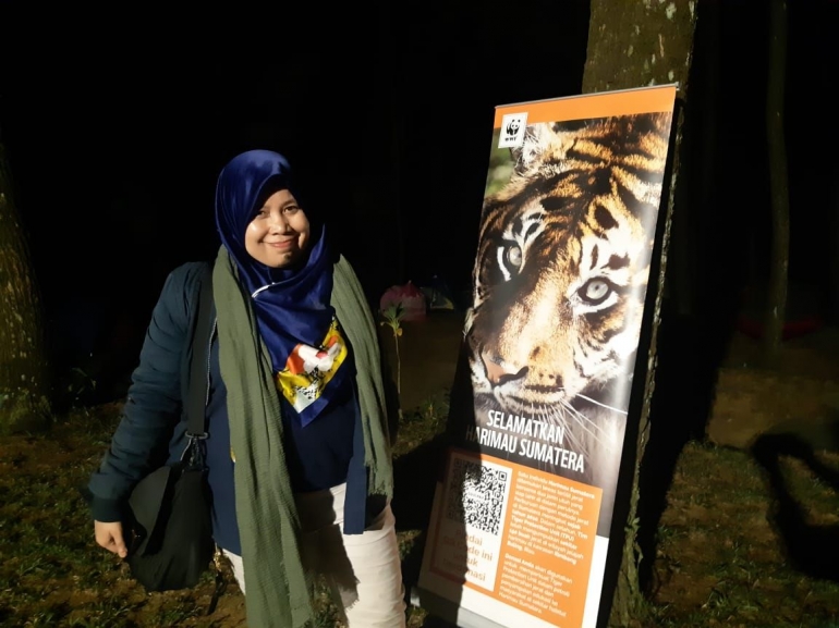 Gambar 4 : Penulis berphoto disamping poster WWF Indonesia untuk menjaga kelestarian harimau sumatera di gunung Pancar, Bogor doc.niko kompas