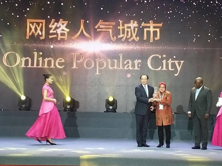 Bu Risma saat menerima The Guangzhou International Award For Urban Innovation kategori online popular city/Dok. Humas Pemkot Surabaya 